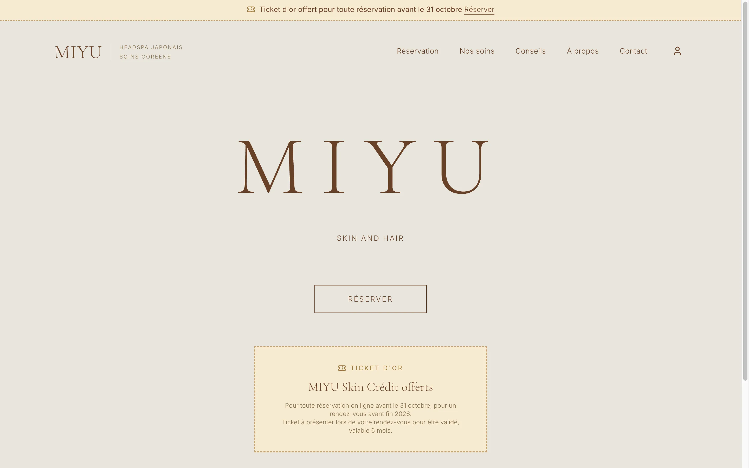 Page d'accueil de MIYU : le logo en capitales serif espacées, brun sur beige, avec un bouton Réserver et l'encart Ticket d'or.